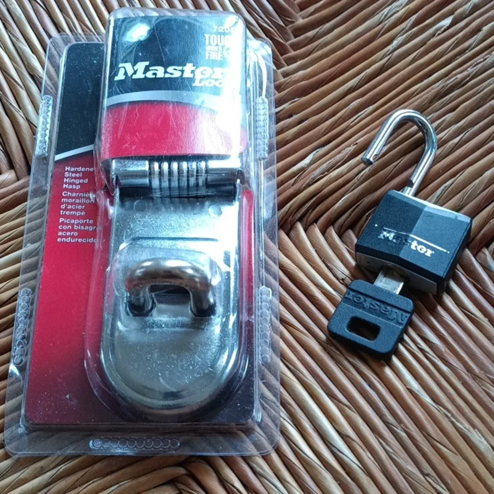Master hinge, lock, and key. 720D.     F22​​​​​​ - Picture 3 of 5